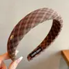 Faixa de cabeça larga de tricô minimalista e elegante estilo coreano para mulheres, novo modelo 2026, adequada para uso diário, projetada para realçar a aparência da linha do cabelo e pode ser usada como faixa de cabeça para lavar o rosto ou presilha de cabelo