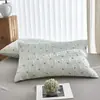 Un par de fundas de almohada de algodón 100% con botones, acolchadas y rellenas, resistentes al aceite y a las manchas, adecuadas para todas las estaciones