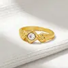 Anillo Dorado de Estilo Europeo y Americano con Diseño de Nicho Texturizado Incrustado de Diamantes, Sensación de Alta Gama, Anillo de Lujo Ligero, Joyería para Mujer al por Mayor