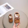 Zapatos de Cuero para Niñas Zapatos Birkenstock Estilo Primavera/Otoño 2026 Forro Simple Estilo Nuevo Suela Suave Antideslizante para Niños Zapatos para Caminar con Cabeza de Gato Zapatos de Princesa