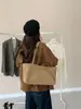 A nova bolsa tote de cabo longo Idaho da Row é feita de camurça, tem grande capacidade e apresenta um design minimalista, adequada para o trajeto diário, podendo ser carregada como bolsa de mão, bolsa de ombro ou bolsa de antebraço
