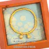 O Mesmo Estilo do Bracelete Flor de Lótus Dupla Felicidade Cor Dourado Areia da Loja Puzuo Gold para Mulheres, Luxo Leve, Elegante, Sensação de Alto Padrão, Joias Versáteis e Empilháveis
