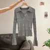 Camisa base feminina de malha com gola polo e mangas compridas, estilo coreano, corte justo, lindo top na cor roxo taro para o início do outono