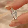 Nuevo anillo cerrado de estrella de ensueño de moissanita personalizado de Xiaohongshu para mujer, anillo de compromiso de 18K, disponible para venta al por mayor del fabricante