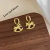 Pendientes de Clip Dorados con Textura de Madera en Forma de Oreja de Caballo Estilo Lujo Ligero, Nueva Moda de Alta Gama, Sencillos y Versátiles, Elegantes Accesorios para Orejas