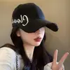 Gorra de béisbol negra de ala dura para mujer, nuevo modelo 2024, circunferencia de cabeza grande, gorra negra tipo pico de pato con letras, ala ancha que hace que la cara se vea más pequeña