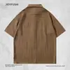 Camisa de Manga Corta a Rayas para Hombre, Verano Casual Estilo Callejero Versátil Estilo Universitario con Decoración de Bolsillo y Cuello Campana