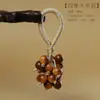 Popular Llavero Colgante de Racimo de Uvas de Sándalo Verde para Hombres y Mujeres, Sencillo Accesorio de Madera para Teléfono y Bolso