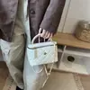 Bolsa transversal com design único em padrão de losangos para mulheres, novo estilo 2026, bolsa de ombro com corrente versátil, bolsa elegante em formato de caixa, atacado