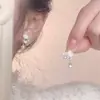 Um Estilo Gentil e Elegante, como de Dama, um Par de Brincos que Pode Ser Usado de Duas Maneiras, com um Design de Nicho, Luxo Leve, Brincos de Pressão Simples para Orelhas Não Perfuradas