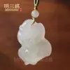 Pendente de Sucesso de Ano Novo de Jade Verde Tianshan de Xinjiang Jade de Seda Dourada Natural Artesanato Fino Pingente de Cavalo Corrente para Suéter Ornamento de Pingente de Jade