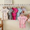 Conjunto de dos piezas de pantalones acampanados de manga corta estilo coreano para niños, princesa, nuevo para 2025, traje infantil estampado con cordones