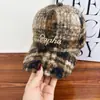 Boné de Beisebol Xadrez com Letra Bordada Novo para Outono e Inverno para Homens e Mulheres, Quente Estilo Britânico Universal Versátil Boné com Aba Rígida