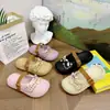 Nuevas sandalias de dedo caladas con diseño de mariposa azul para mujer, una opción de calzado de verano ligera y elegante, con suela antideslizante