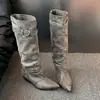 Botas Altas de Otoño e Invierno Botas de Caballero Apiladas Nuevo Estilo 2026 Diseño de Punta Fina de Nicho Hebilla Circunferencia de Pantorrilla Grande Botas Altas Plisadas