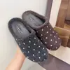 Sandálias slip-on de bolinhas estilo coreano para mulheres, adequadas para uso ao ar livre no outono/inverno de 2026, apresentando uma sola macia e um design inspirado na Birkenstock