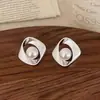 Novos brincos de pérola da moda transfronteiriços, brincos versáteis únicos e estilosos, brincos irregulares de design de nicho atacado