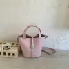 Bolso Pequeño de Cuero Suave con Patrón de Lichi para Mujer 2026 Nuevo Estilo Bolso Cesta de Mano Bolso Cubo Bolso Cruzado Retro de Primavera
