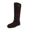 Botas de cavaleiro estilo ídolo, couro bovino integral, fivela pequena, 2026 Outono/Inverno, salto baixo grosso, bico redondo, couro genuíno, cano alto, botas longas femininas