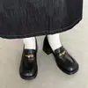 Sapatos Mocassins de Couro Texturizado com Fivela de Metal Estilosa para o Dia a Dia 2026 Primavera Salto Alto Robusto Bico Quadrado Couro Genuíno Boca Profunda para Mulheres