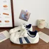 Zapatillas casuales transpirables de malla para mujer, con diseño de puntera de concha, nueva colección de verano 2026, zapatos deportivos blancos chic y únicos de estilo coreano