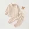 Conjunto de Algodão Colorido Listrado para Bebê Duas Peças Primavera e Outono Classe A Unissex Cintura Alta Proteção da Barriga Top de Outono Calça de Outono Roupa de Casa