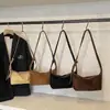Versión Coreana Bolso de Mano Retro de Nicho Tipo Baguette para Mujer Invierno 2025 Nuevo Bolso de Hombro Único Cruzado Elegante de Alta Calidad