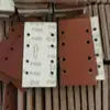 Popular Papel de Lija Rojo Arena Cuadrado de 93*185mm con 8 Agujeros, Respaldo de Terciopelo, Respaldo Encriptado, Papel de Lija Pulido, Resistente al Desgaste