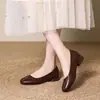 Sapatos femininos populares, sapatos de couro macio de corte baixo, novo estilo retrô de outono 2026, bico quadrado, sapatos de couro confortáveis de sola macia e plana para mães