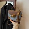A popular bolsa pequena deste ano para mulheres outono e inverno all-matching 2023 nova bolsa de mensageiro de ombro retrô caixa quadrada pequena bolsa quadrada pequena