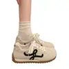 Novos tênis de treino alemães de sola grossa, originais, nicho chinês, femininos, novidade outono 2026, sapatos brancos versáteis, sapatos casuais da moda