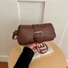 Bolsa de ombro feminina pequena transfronteiriça, moderna e estilosa, nova bolsa quadrada pequena com toque de luxo, bolsa de nicho para o dia a dia, bolsa transversal versátil