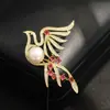 Broche de Pájaro Hueco Clásico de Nicho Microincrustado de Zirconia con un Toque de Alta Gama, Broche de Animal de Perla de Agua Dulce para Mujer