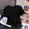 Tamanho Plus Size Nova Camiseta de Verão Estilo Chinês Assimétrica de Manga Curta Feminina Novo Design Visual Emagrecedor Fenda Visual Emagrecedor Top Curto
