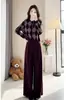 Conjunto de Calça e Suéter Acolchoado Retrô para Mulheres 2025 Outono e Inverno Novo Estilo Leve e Sofisticado Conjunto de Roupa Vinho Tinto