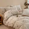 Conjunto de quatro peças em veludo de leite grau A com bordados florais, alta densidade, espesso e quente, adequado para uso no inverno, feito de flanela francesa e fleece de coral, um conjunto de três peças para dormitórios