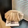 2025 Nova Bolsa Nuvem Plissada de Outono e Inverno Estilo Pelúcia Bolsa de Mão com Alça de Ombro Leve Bolsa de Braço com Corrente