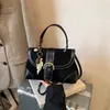 Bolso de mano vintage esmerilado para otoño e invierno para mujer, nuevo bolso cuadrado pequeño 2025, diseño de alta gama y único, sin duplicados, bolso de mano y bandolera para mujer