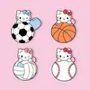Broche original de dibujos animados Sanrio Gato Kitty insignia de mercancía de anime fútbol Pin de gato KT accesorio para ropa