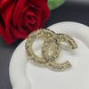 Broche de Moda con Letra Doble C Incrustaciones de Diamantes Perla Estilo Chanel Unisex Pin de Moda para Chaqueta
