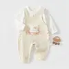 Nova coleção de outono de roupas de exterior com tema de desenho animado para bebês e crianças pequenas, incluindo um macacão confortável de algodão puro grau A com design que protege a barriga, disponível em conjunto de duas peças para meninos e meninas.