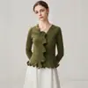 Nuevo abrigo de cachemira para otoño e invierno, moderno y elegante, con un diseño único que presenta mangas acampanadas, un corte corto y un ribete ondulado tridimensional.
