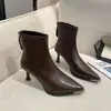 Botas curtas de bico fino para mulheres, novo estilo primavera e outono 2026, botas finas de nicho para usar com saias, botas de moda elegantes com salto agulha estilo francês