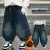 Calça Infantil Inverno 2026 Nova Crianças Espessada Quente Jeans Longa Menino Tendência Cool Calça de Perna Curva Forrada com Lã