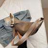 2025 Nova Bolsa de Malha Leve Estilo Japonês para Bolinhos Bolsa Transversal Esportiva Casual Bolsa de Ombro Crescente Niche Fashion Feminina