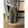 Foto real de los nuevos pantalones cortos casuales estilo coreano Dongdaemun otoño 2026, hechos de tela lavada con una textura de alta calidad