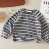 Camiseta Infantil com Forro de Fleece para Meninos, Novo Estilo Outono e Inverno 2025, Blusa Listrada para Crianças Pequenas, Camiseta Básica Elástica para Bebês Meninas, Estilosa