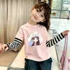 Ropa nueva de otoño para niñas: Camiseta de manga larga de algodón puro con patchwork a rayas y estampado de dibujos animados elegante para estudiantes