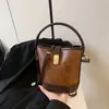 Bolso de Mano de Moda de Alta Gama para Mujer 2024 Otoño e Invierno Nuevo Retro Bolso Cubo Simple Bolso Cruzado de Hombro de Nicho