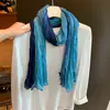 Bufanda plisada artística de color marrón estilo coreano para mujer, nueva bufanda versátil de seda para otoño 2026 para viajes y sesiones de fotos, creando un look atmosférico